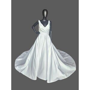 NWOT White Satin Minimalist V-Neck A-Line Wedding Gown - Da Vinci